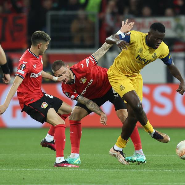 Stürmer Victor Boniface von Saint-Gilloise gegen Bayer Leverkusen am Ball.
