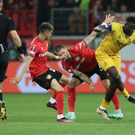 Stürmer Victor Boniface von Saint-Gilloise gegen Bayer Leverkusen am Ball.