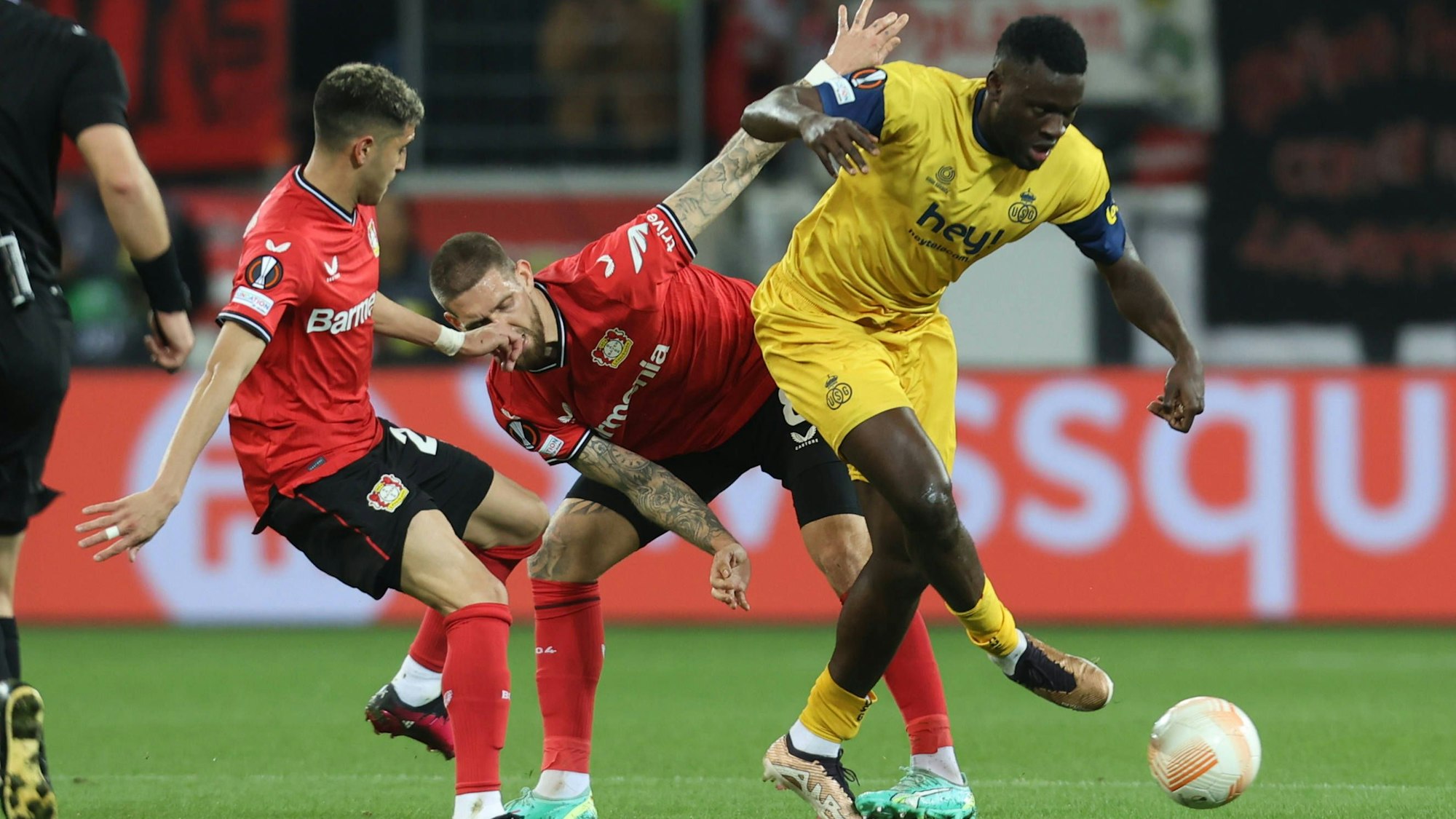 Stürmer Victor Boniface von Saint-Gilloise gegen Bayer Leverkusen am Ball.