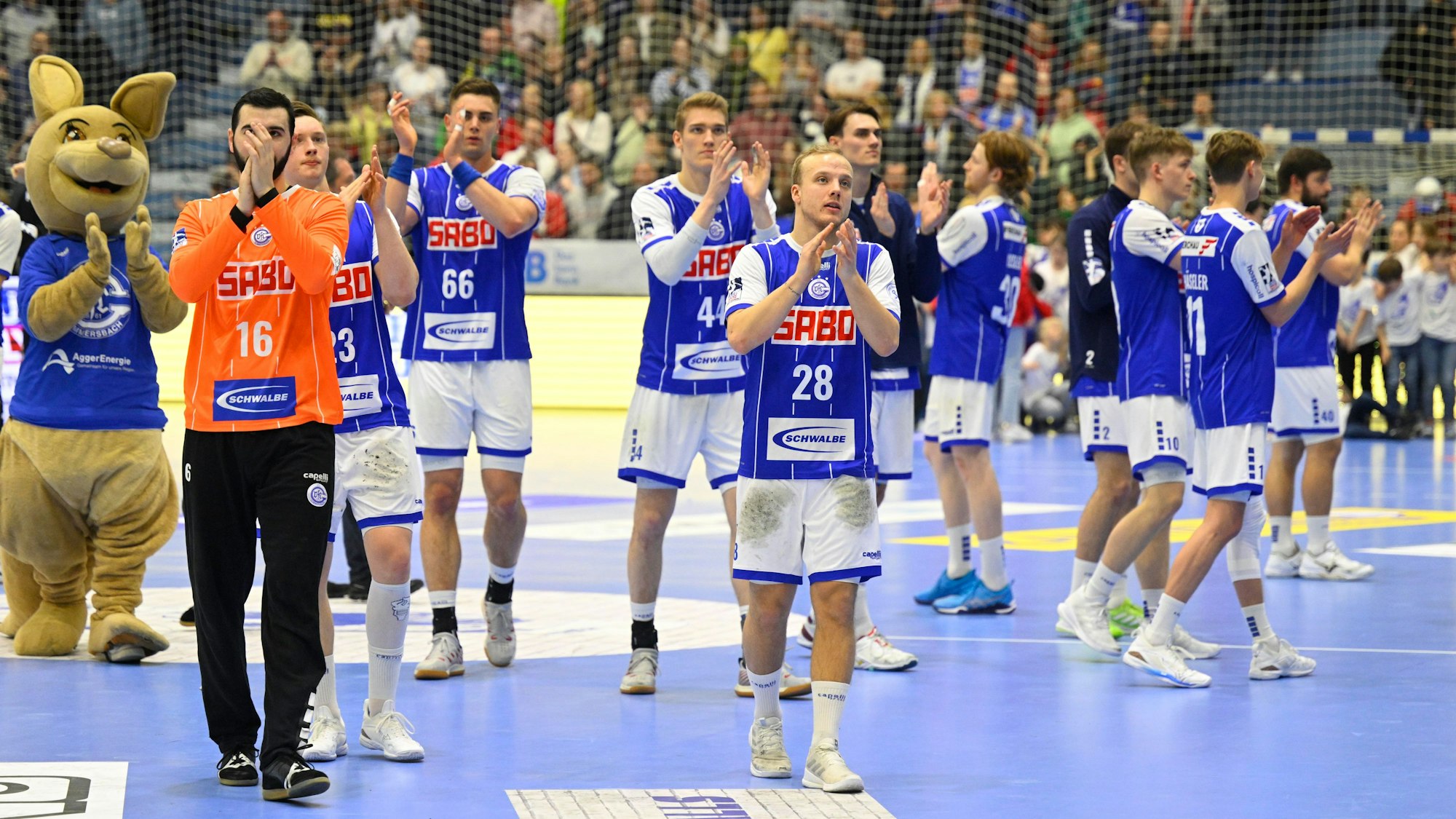 Die Mannschaft des VfL Gummersbach dankt nach einem Spiel den Fans auf der Tribüne mit Applaus.