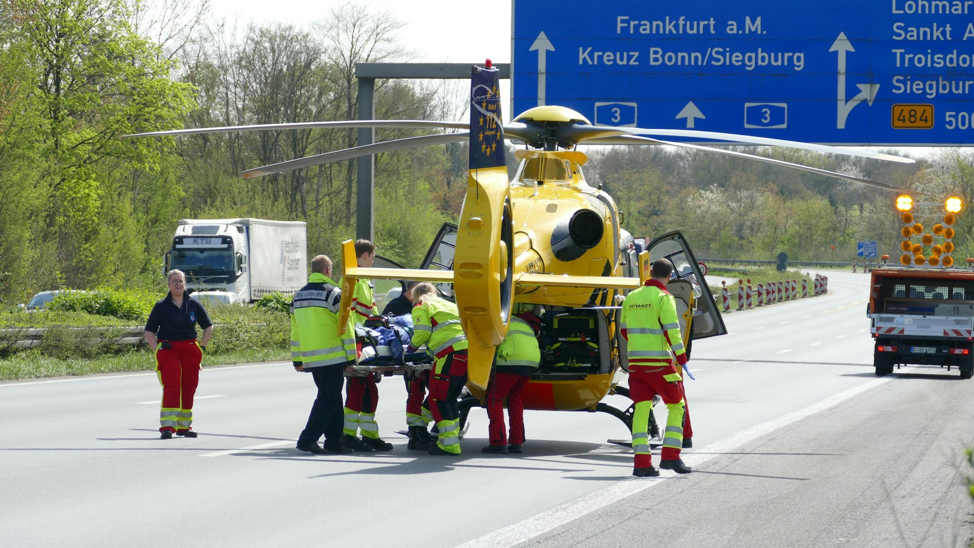 Ein Hubschrauber landet auf der Autobahn.