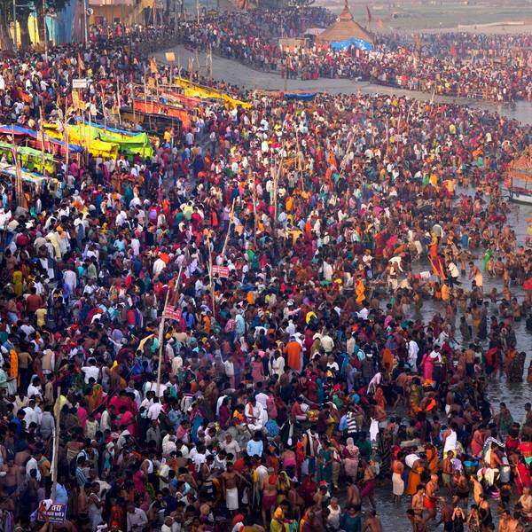 Tausende Gläubige nehmen ein heiliges Bad im Fluss Saryu anlässlich des Ram Navami-Festes, das anlässlich des Geburtstags des Hindu-Gottes Rama gefeiert wird.