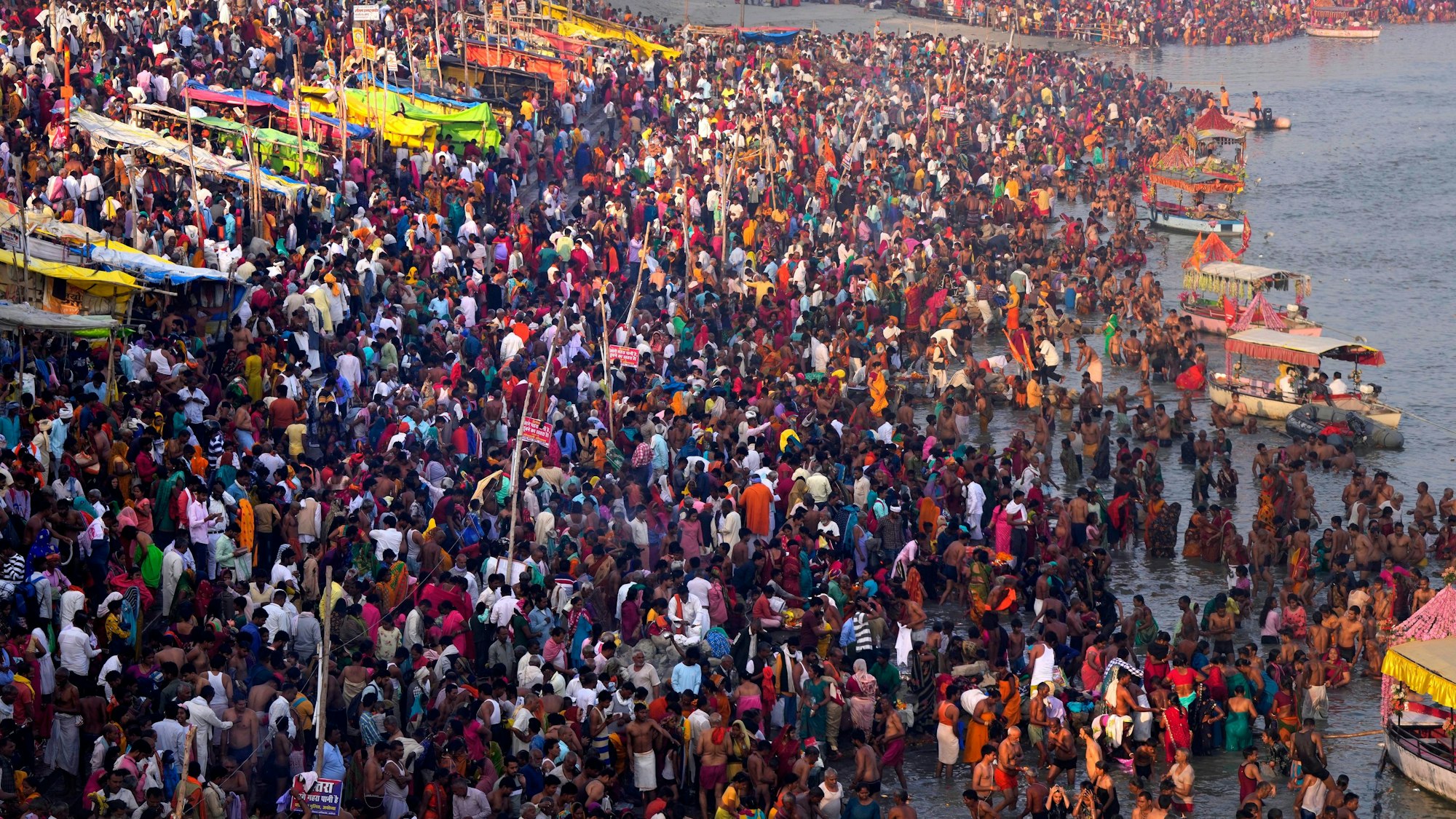 Tausende Gläubige nehmen ein heiliges Bad im Fluss Saryu anlässlich des Ram Navami-Festes, das anlässlich des Geburtstags des Hindu-Gottes Rama gefeiert wird.
