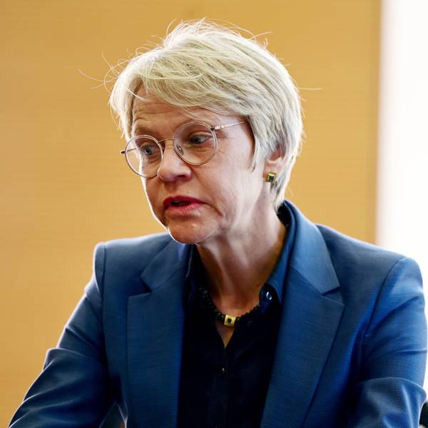 Schul- und Bildungsministerin Dorothee Feller erklärt bei einem Pressegespräch im Schulministerium wie es zu der Technik-Panne bezüglich der Abitur-Klausuren kommen konnte. Sie trägt einen blauen Blazer und kurze blonde Haare.