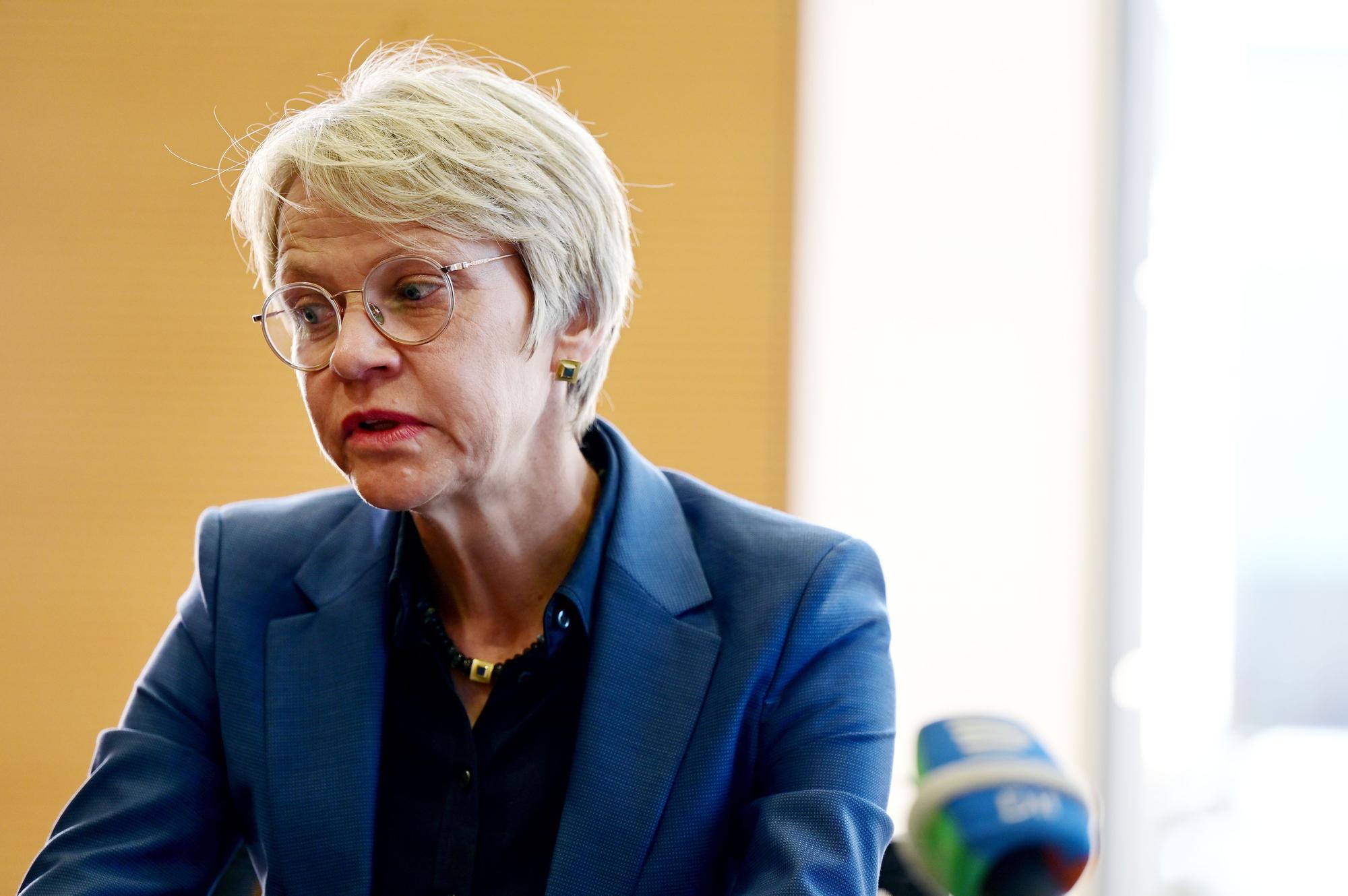 Schul- und Bildungsministerin Dorothee Feller erklärt bei einem Pressegespräch im Schulministerium wie es zu der Technik-Panne bezüglich der Abitur-Klausuren kommen konnte. Sie trägt einen blauen Blazer und kurze blonde Haare.