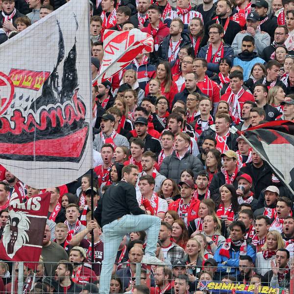 Die Fans des 1. FC Köln machen Stimmung im Heimspiel gegen den FSV Mainz 05.