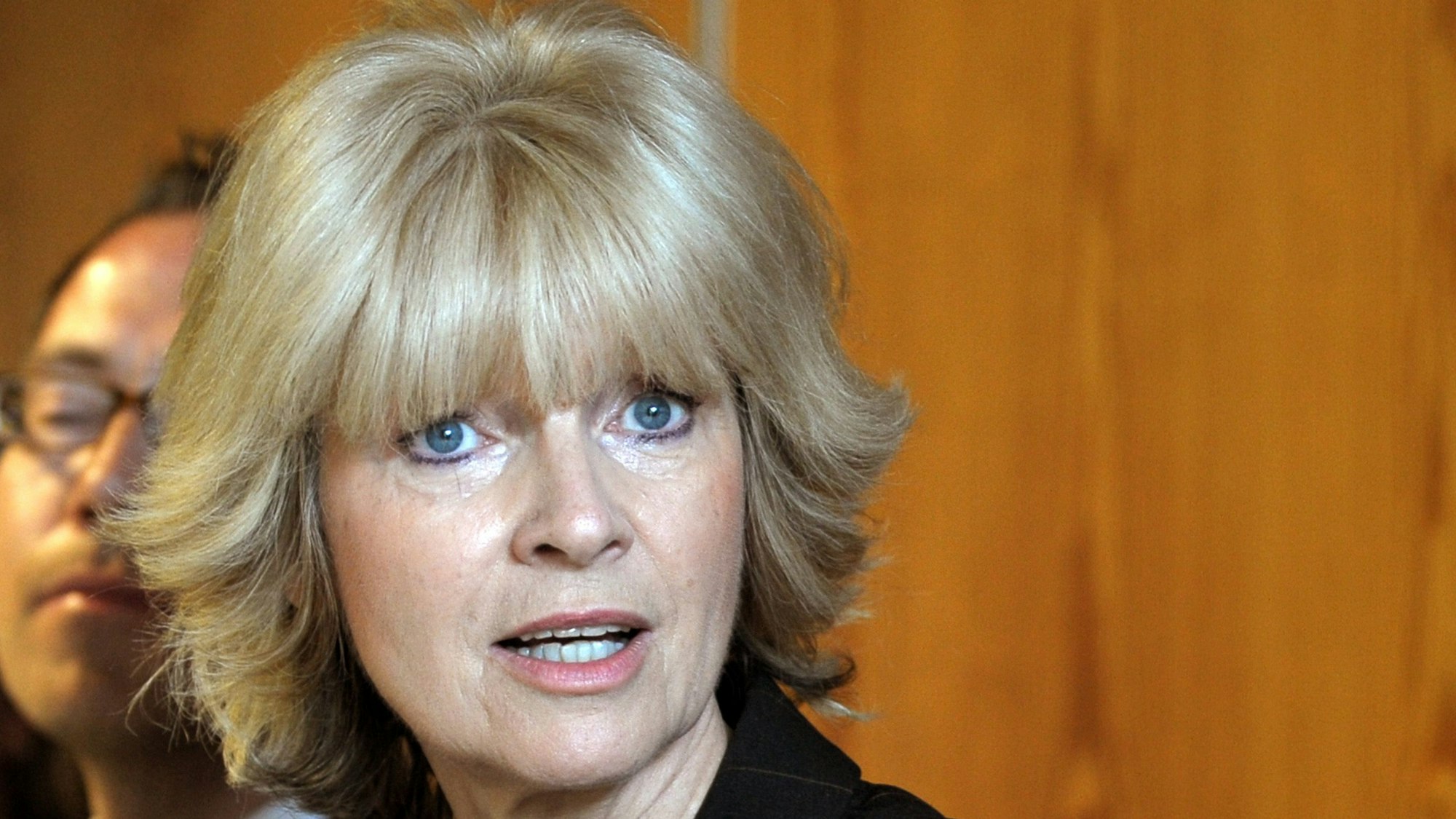 Die frühere NRW-Schulministerin Barbara Sommer bei einer Pressekonferenz. Sie trägt blonde, gestufte schulterlange Haare und einen schwarzen Blazer.