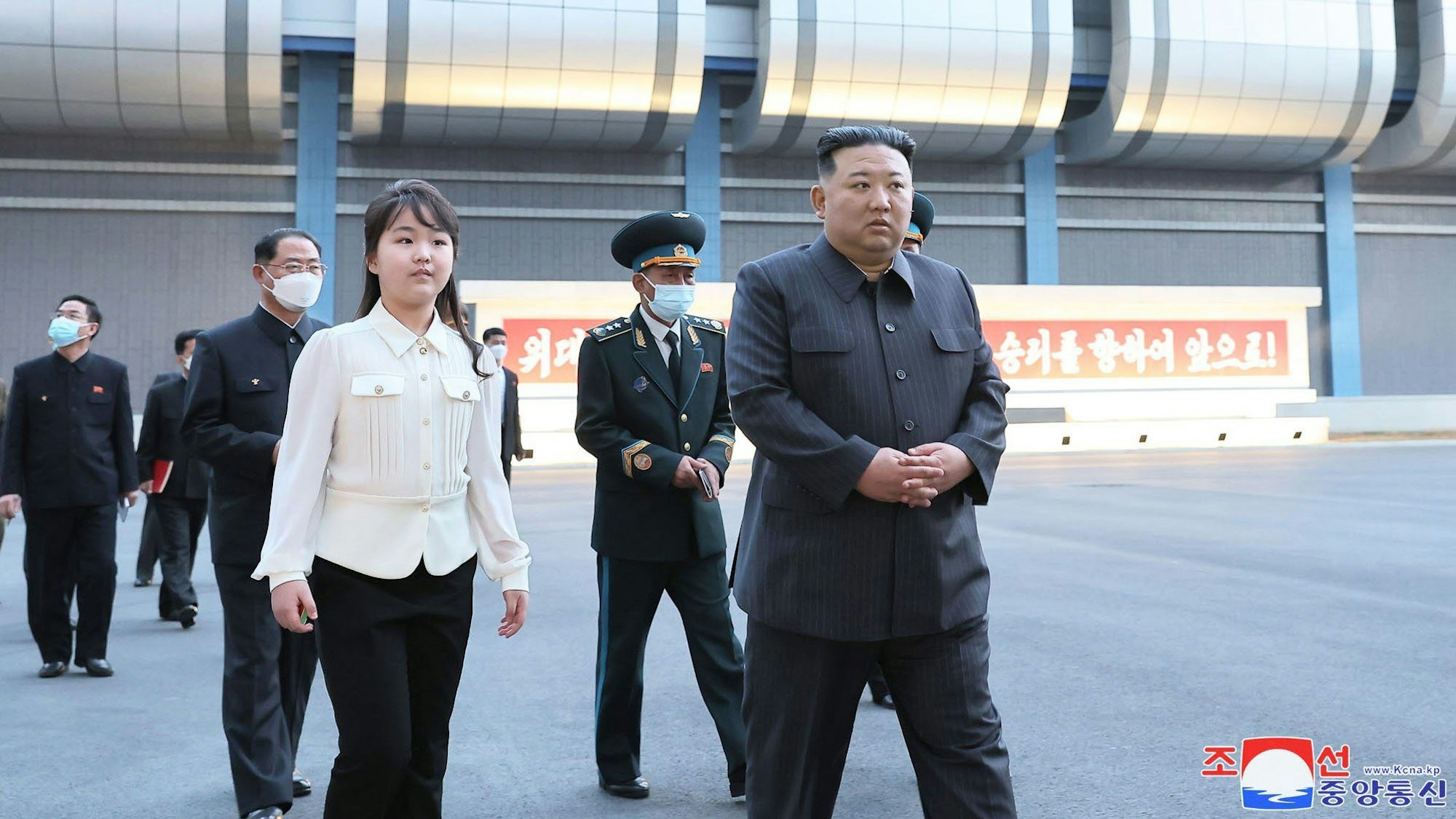 Diese von der staatlichen nordkoreanischen Nachrichtenagentur KCNA am 19.04.2023 zur Verfügung gestellte Bild zeigt nach Angaben von KCNA Kim Jong Un, Machthaber von Nordkorea, und seine Tochter beim Besuch der Behörde für Luft- und Raumfahrtentwicklung.