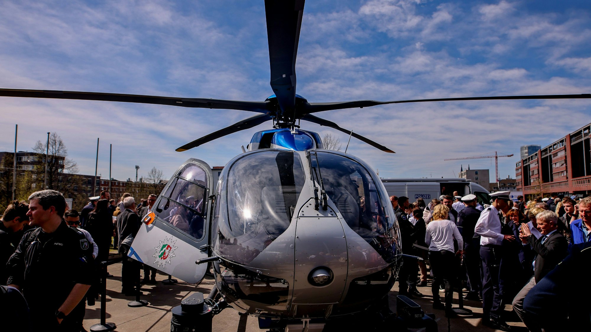 Ein Polizeihubschrauber steht vor der Lanxess-Arena.