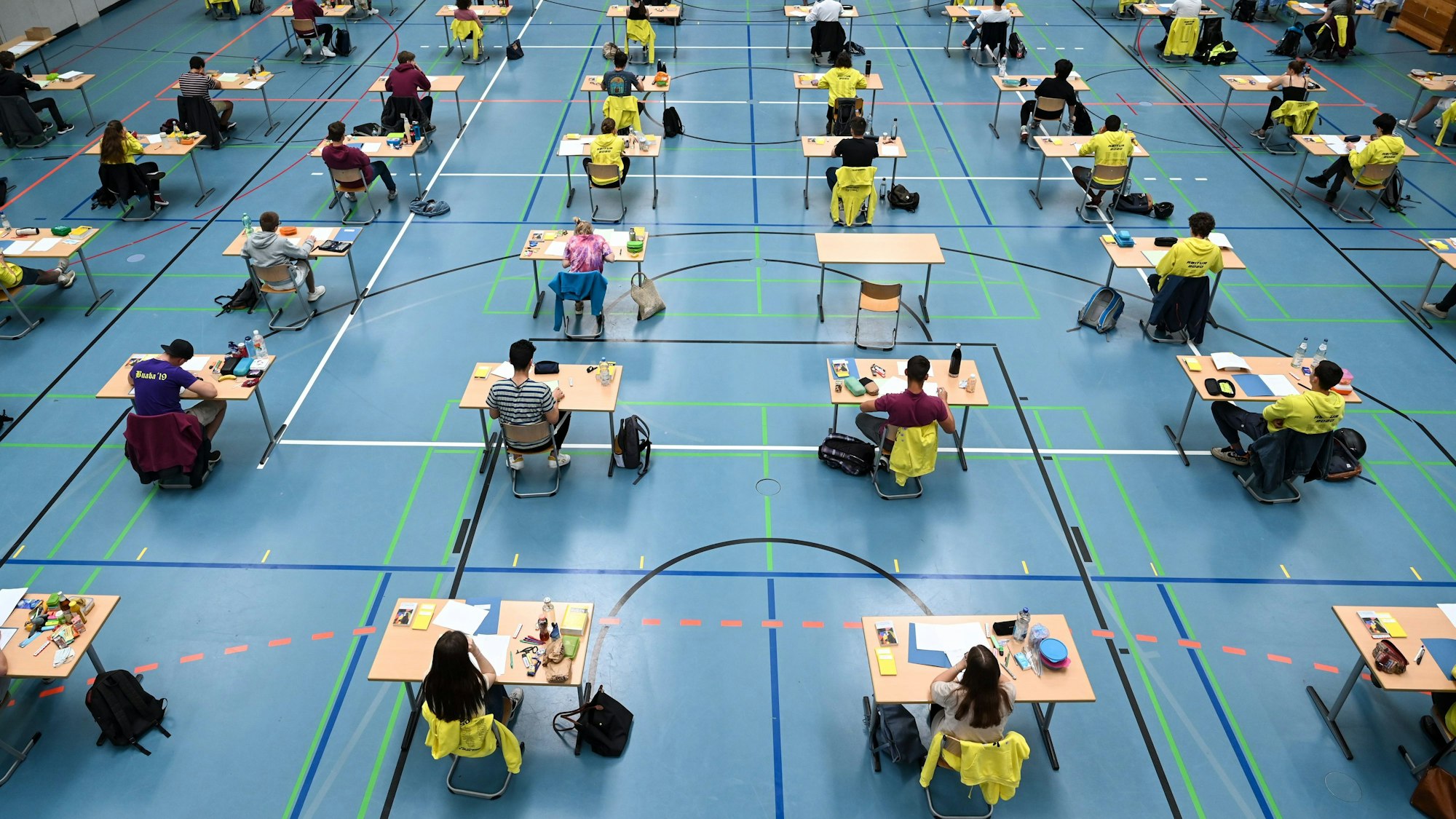 Zu sehen sind Schüler und Schülerinnen bei der Abitursprüfung.