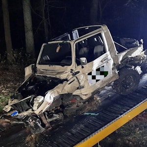Der Jeep nach der Kollision mit der Regionalbahn in Rath-Heumar.