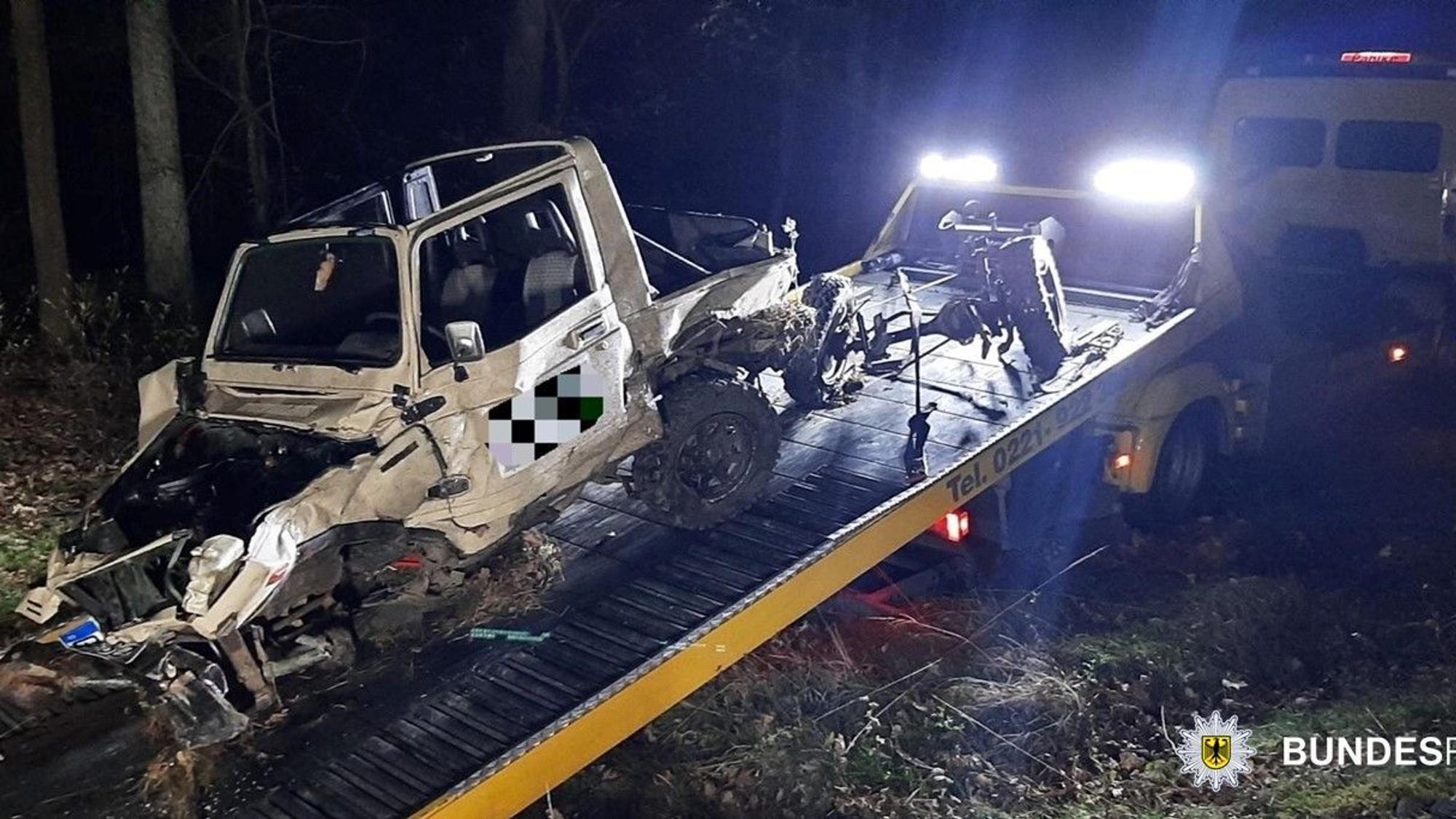 Der Jeep nach der Kollision mit der Regionalbahn in Rösrath.