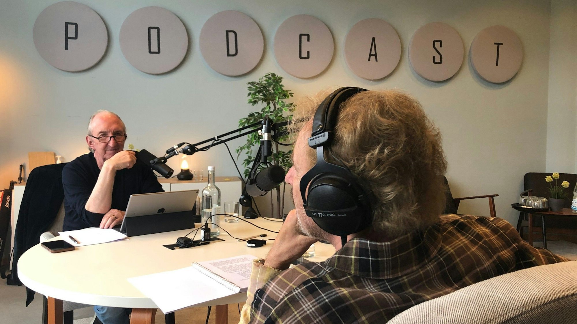 Mike Krüger (l.) und Thomas Gottschalk bei der Aufzeichnung ihres Podcasts „Die Supernasen“.