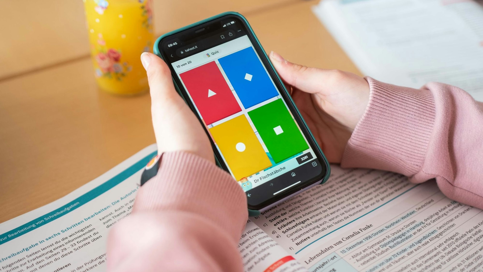 Eine Schülerin beantwortet Fragen in der Handy-App.