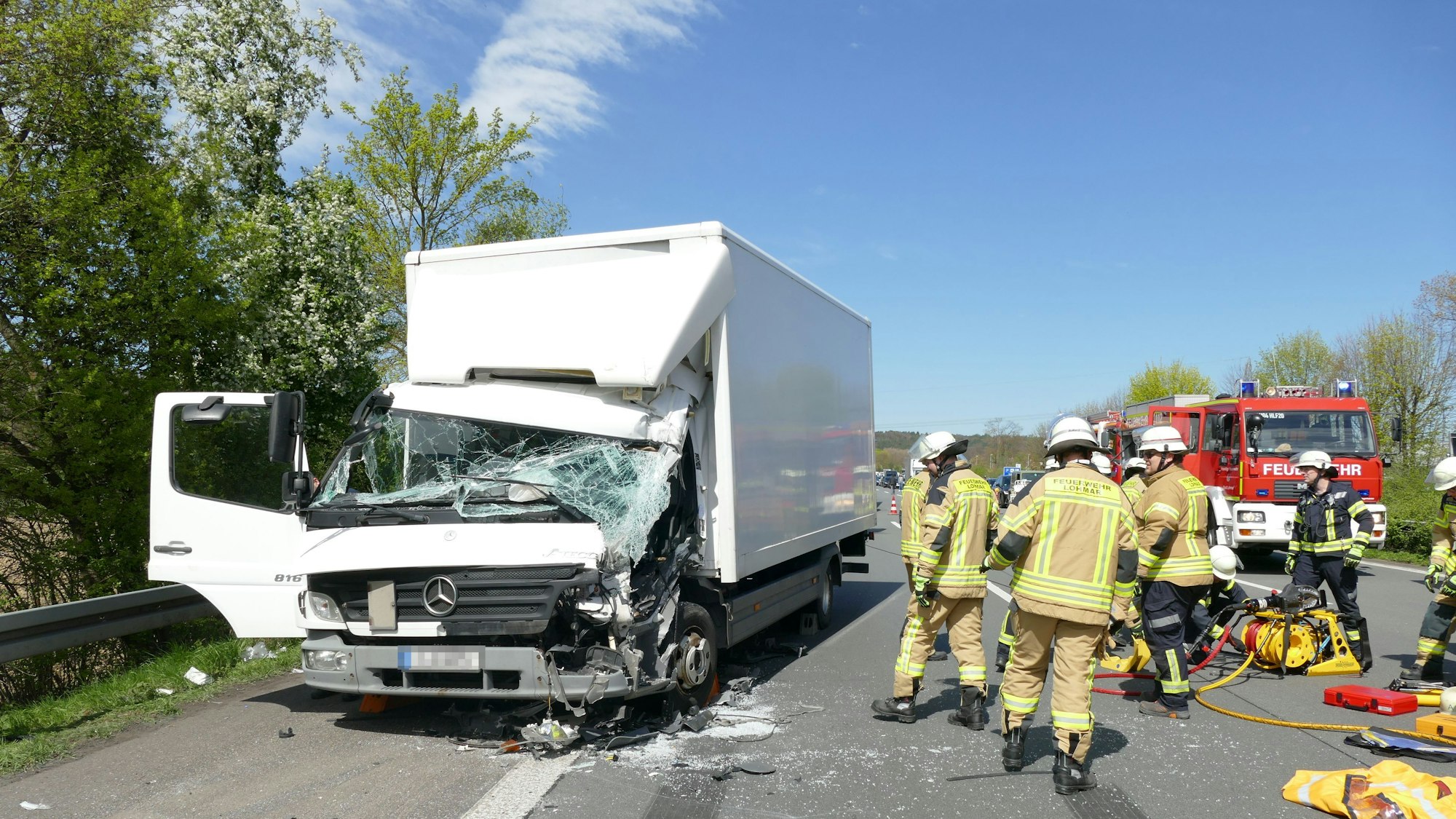 Feuerwehrleute im Einsatz bei einem Unfall auf der Autobahn.