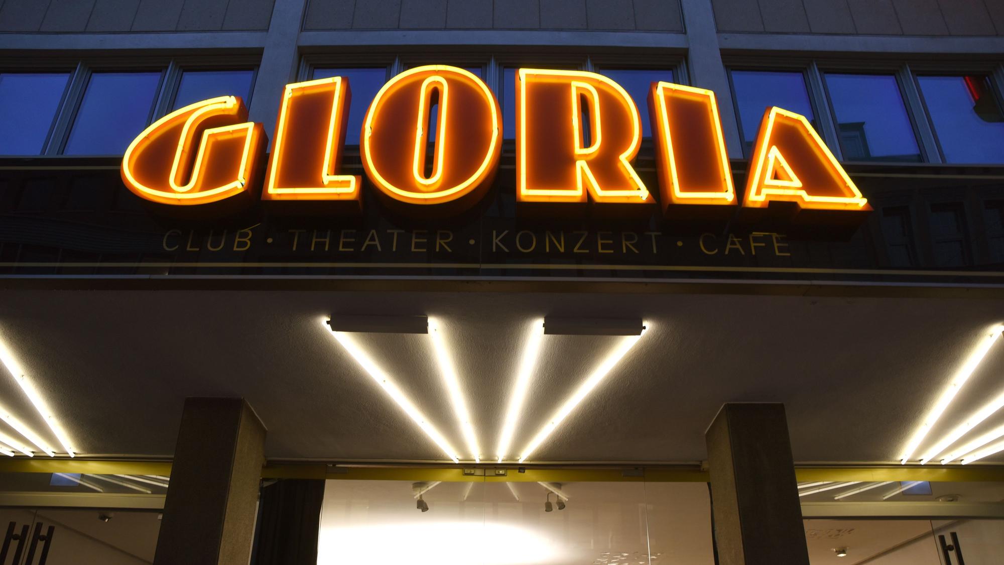 Schild über dem Eingang am Gloria Theater