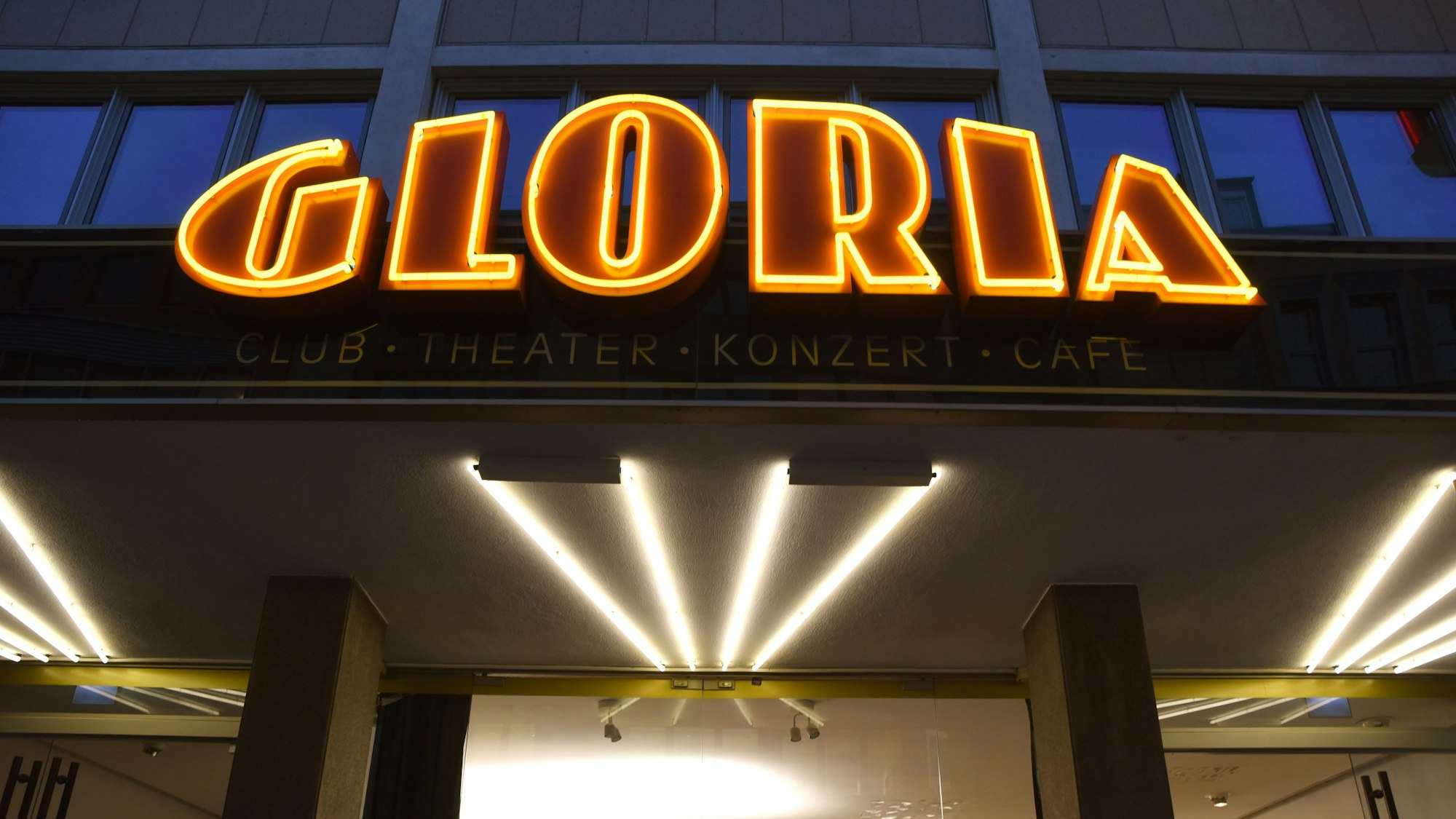 Schild über dem Eingang am Gloria Theater