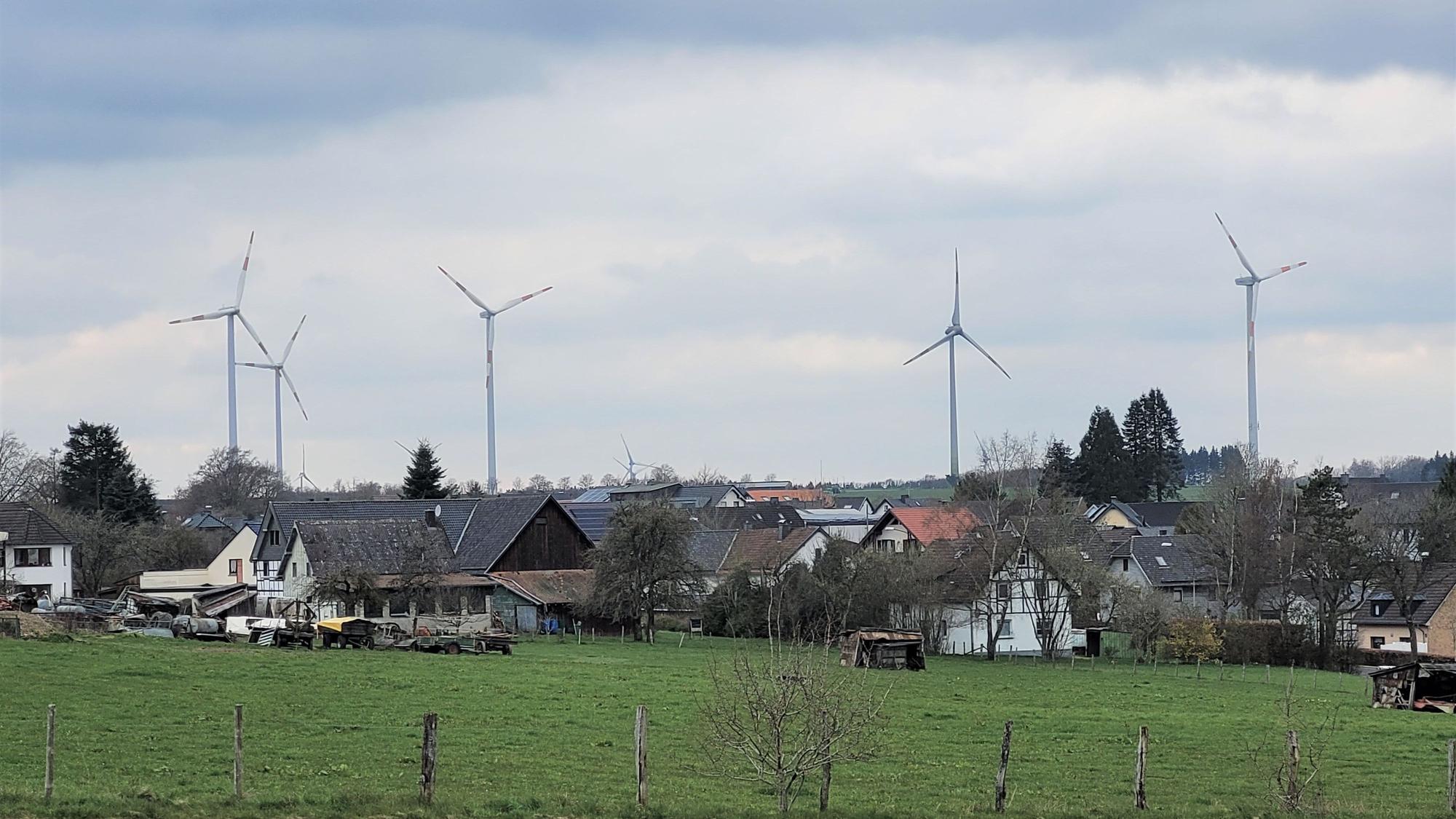 Blick auf Schöneseiffen mit den Windrädern im Hintergrund.