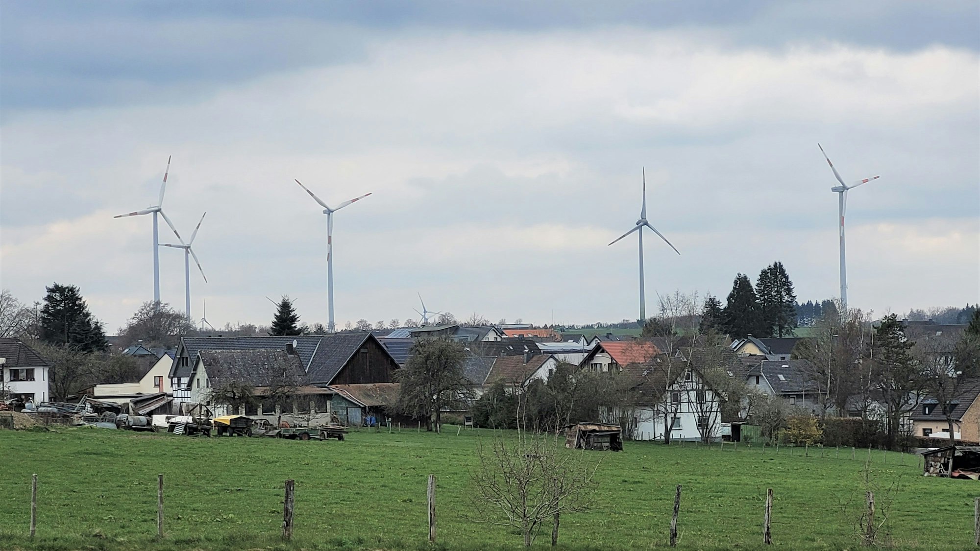 Blick auf Schöneseiffen mit den Windrädern im Hintergrund.