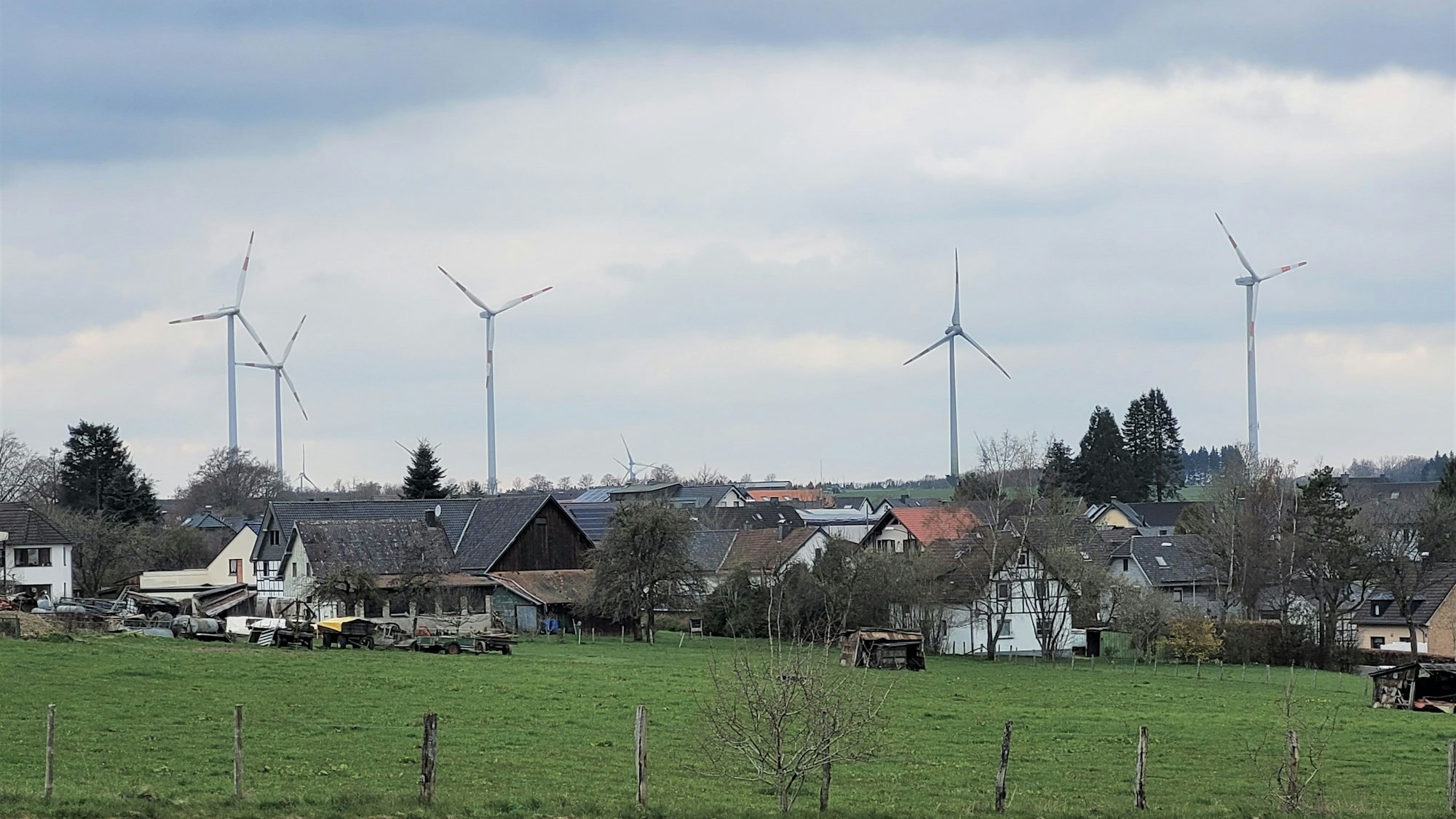 Blick auf Schöneseiffen mit den Windrädern im Hintergrund.