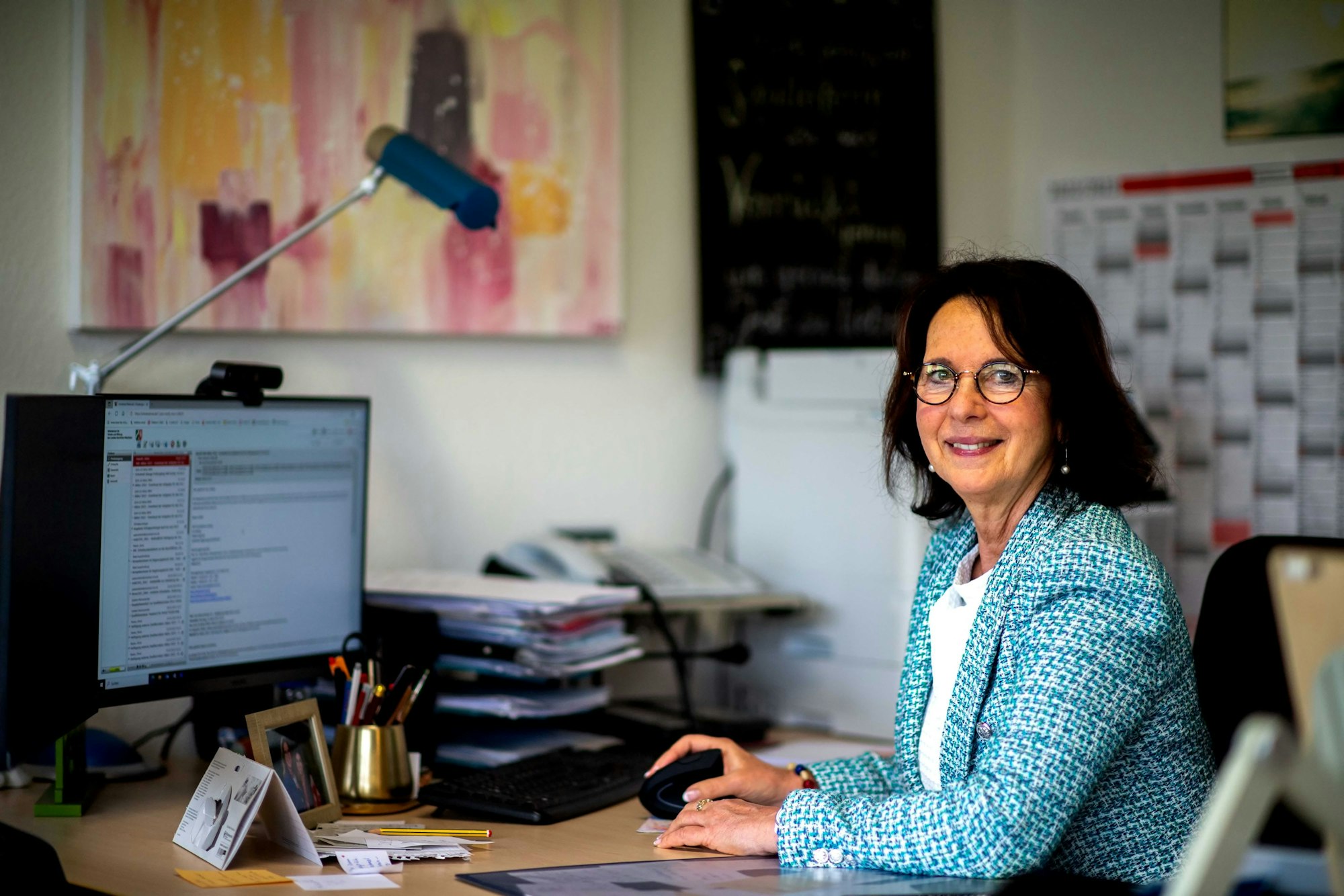 Roswitha Schütt-Gerhards, Leiterin der Clara-Fey-Schule in Schleiden, sitzt am Schreibtisch vor einem Computer-Monitor.