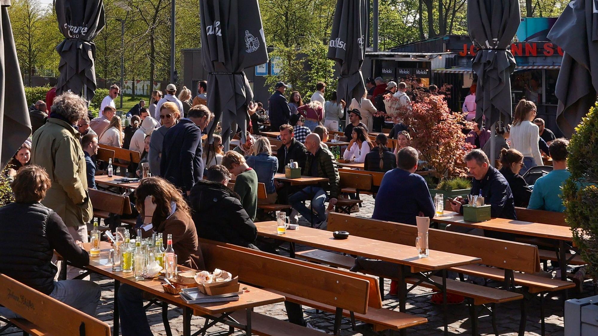 Der Biergarten Johann Schäfer am Rheinauhafen. (Archivbild)