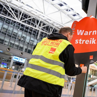 An den Airports in Hamburg, Köln/Bonn und Düsseldorf gibt es am Donnerstag und Freitag erneut Warnstreiks. Auch im Bahn- und Zugverkehr wird am Freitag gestreikt.