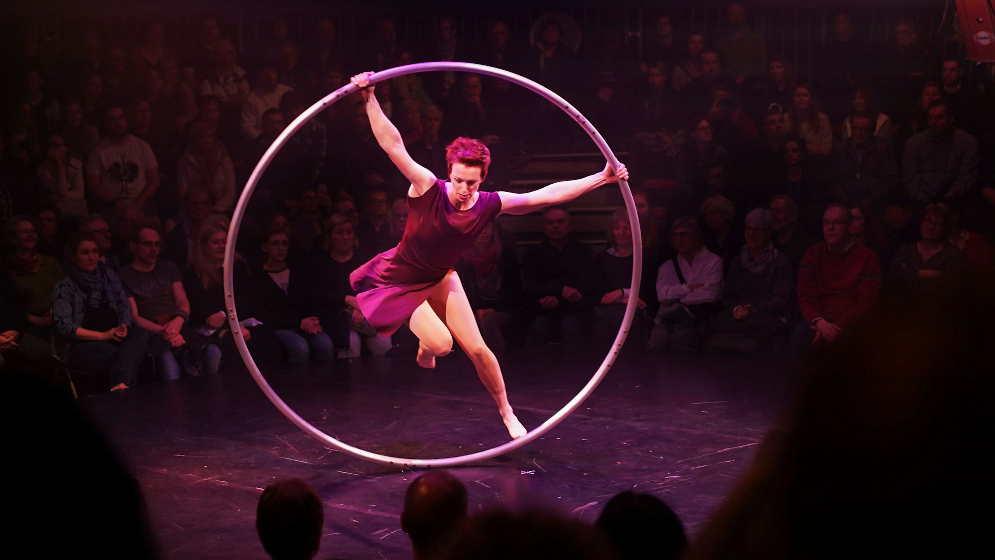 Akrobatin in einem großen Reifen