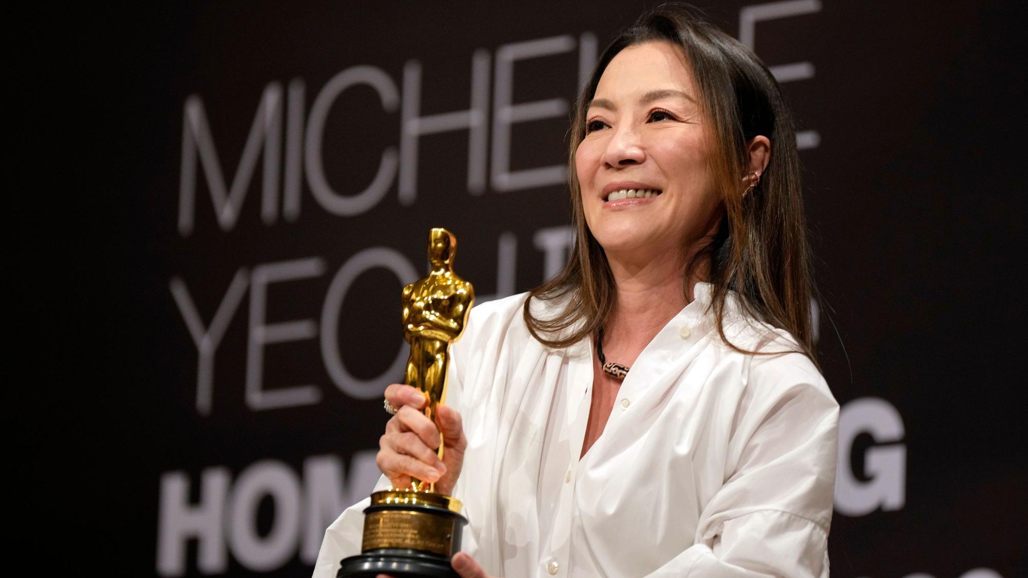 Michelle Yeoh, Schauspielerin aus Malaysia, hält die Oscar-Statuette während einer Pressekonferenz.