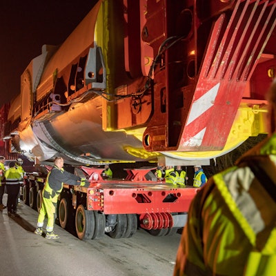 So war es 2019: Ein Schwertransport brachte über die A 57 und L183 in Pulheim ein 400 Tonnen schweres Ersatzteil wird mit 10 Stundenkilometern Richtung Kraftwerk Neurath gebracht.