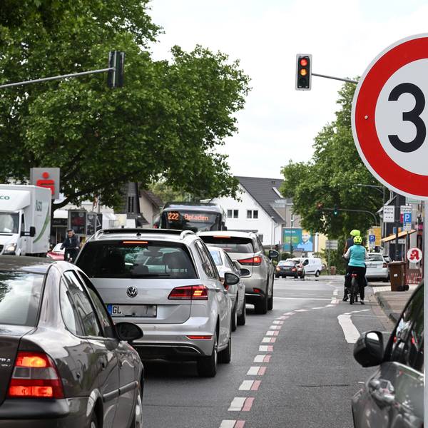 Ein Tempo-30-Schild auf der Altenberger-Dom-Straße.