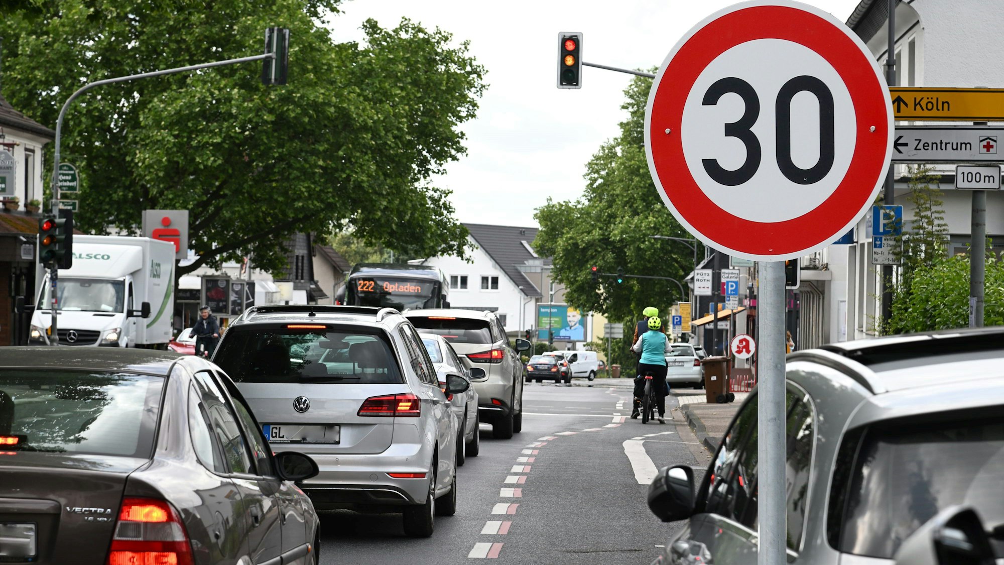 Ein Tempo-30-Schild auf der Altenberger-Dom-Straße.