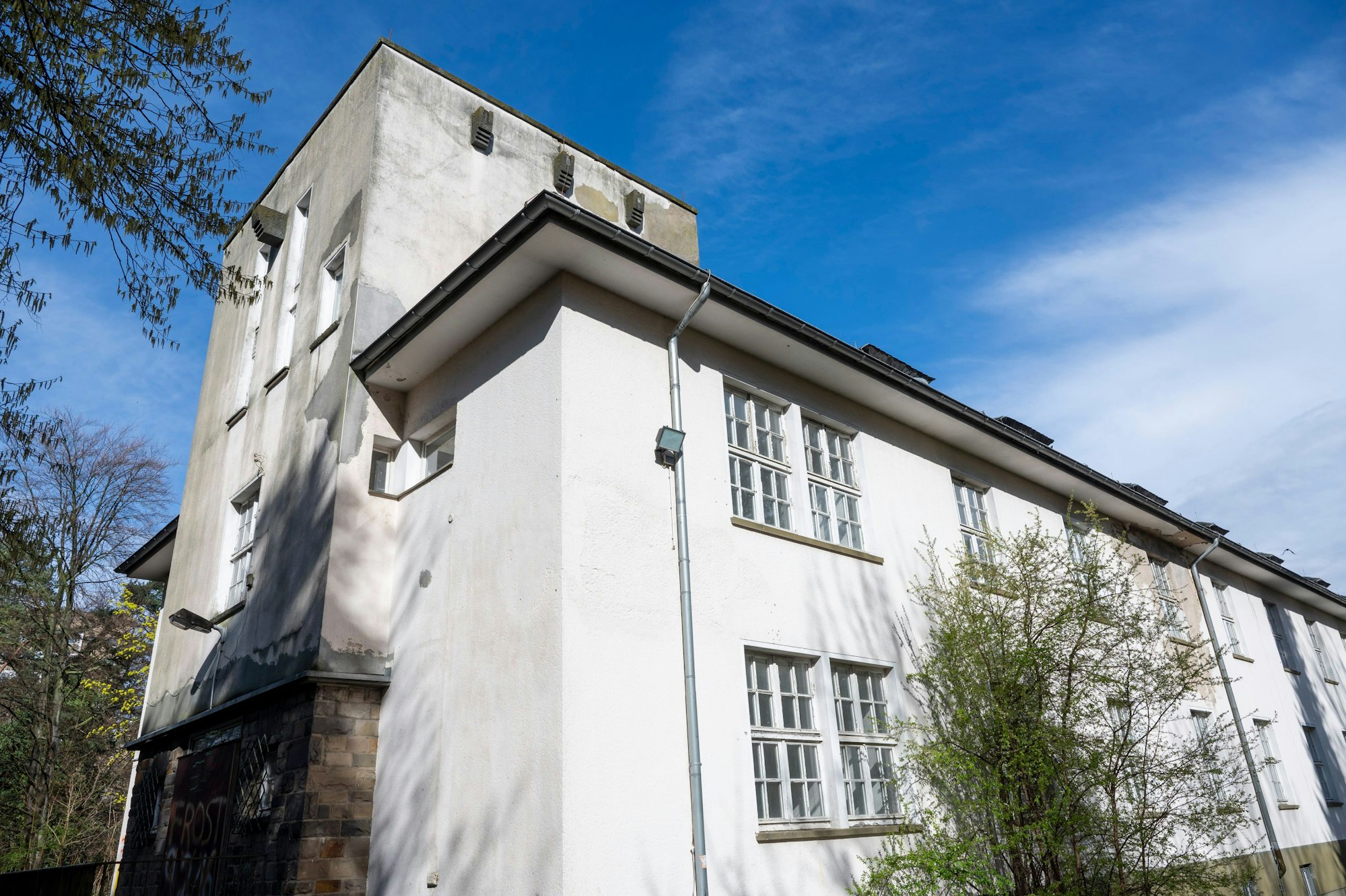 In eine Längsseite des zweigeschossigen Gebäudes, das einst die Luftnachrichtenzentrale der Nazis in Ostheim beherbergte, integriert ist ein massiver Turm, quadratisch und etwa 20 Meter hoch, der das Gebäude überragt und vermutlich als Aussichtsturm diente.