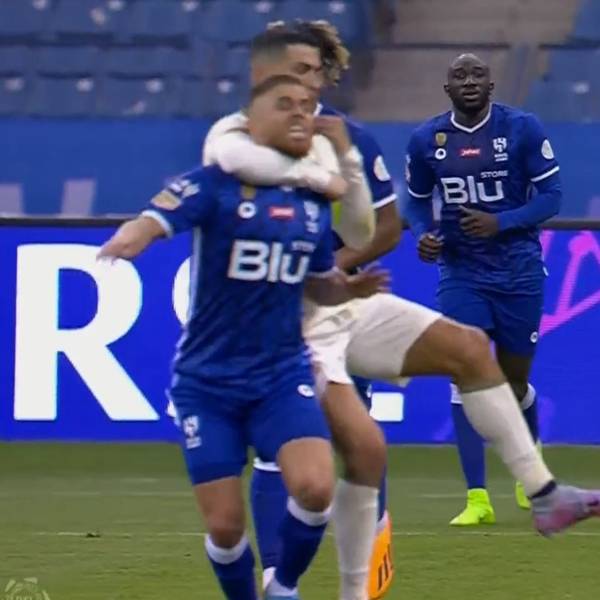 Cristiano Ronaldo würgt seinen Gegenspieler.