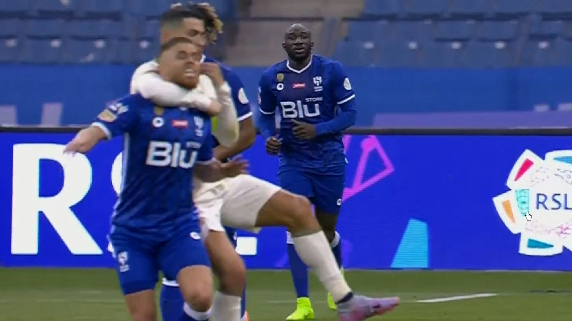 Cristiano Ronaldo würgt seinen Gegenspieler.