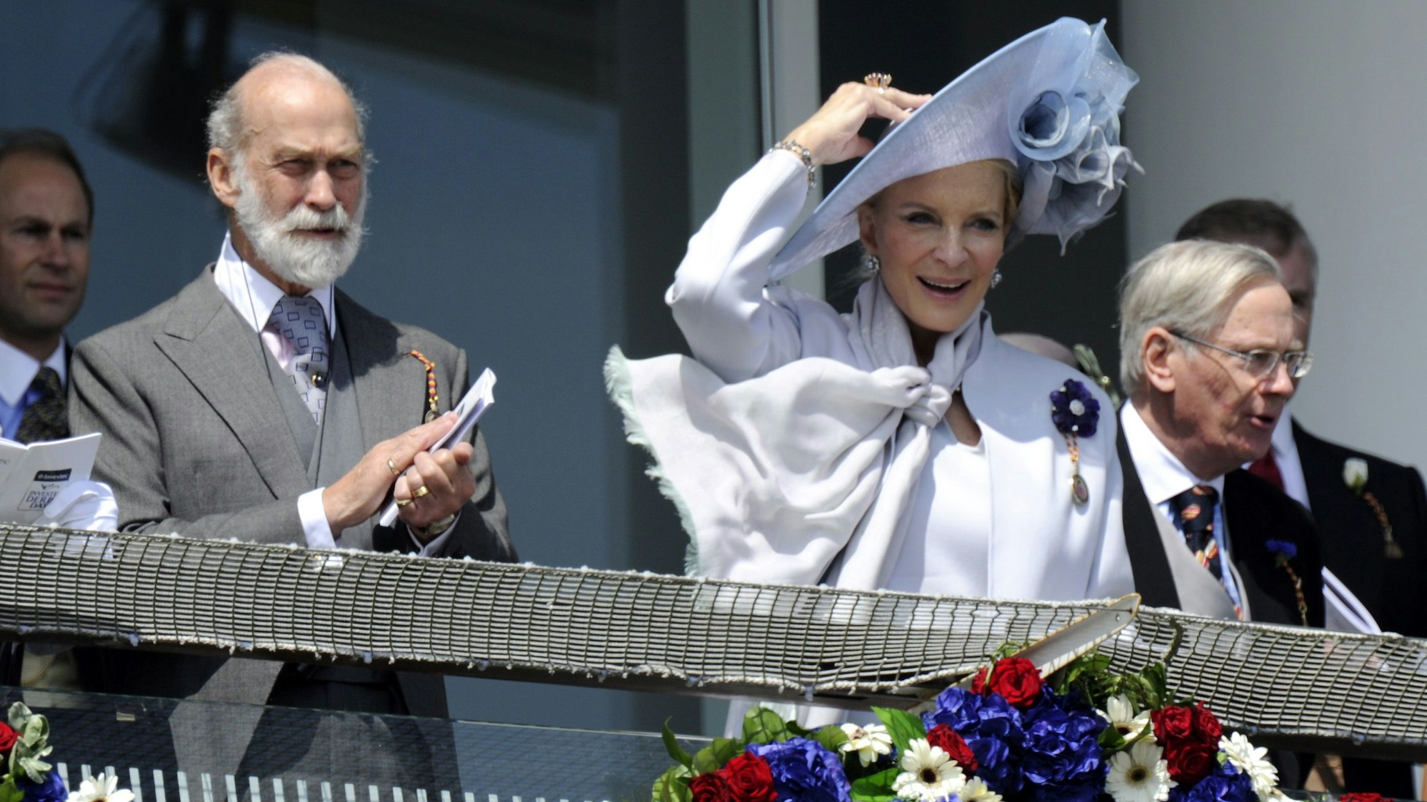 Prinz Michael von Kent und seine Frau Baronin Marie-Christine von Reibnitz auf der Tribüne bei einem Pferderennen.