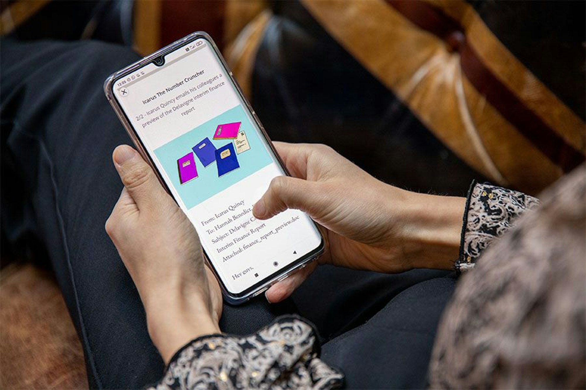 Frau hält ein Smartphone mit Gymglish Lektion auf dem Display in der Hand.
