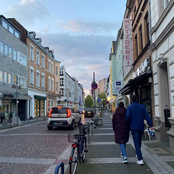 Es ist die Kölnstraße am frühen Abend zu sehen.