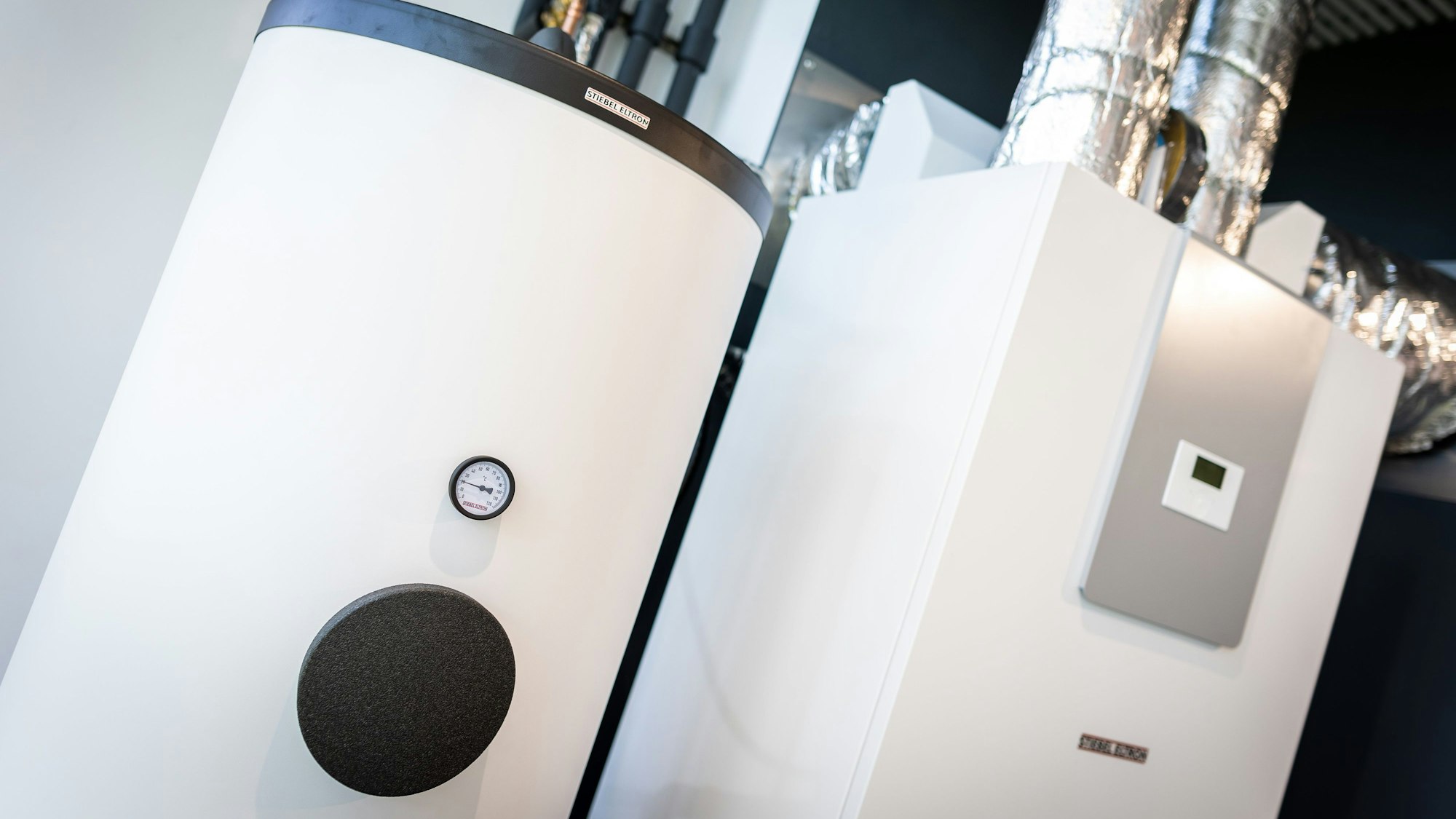 Niedersachsen, Holzminden: Wärmepumpen sind in einem Heizungsraum zu sehen