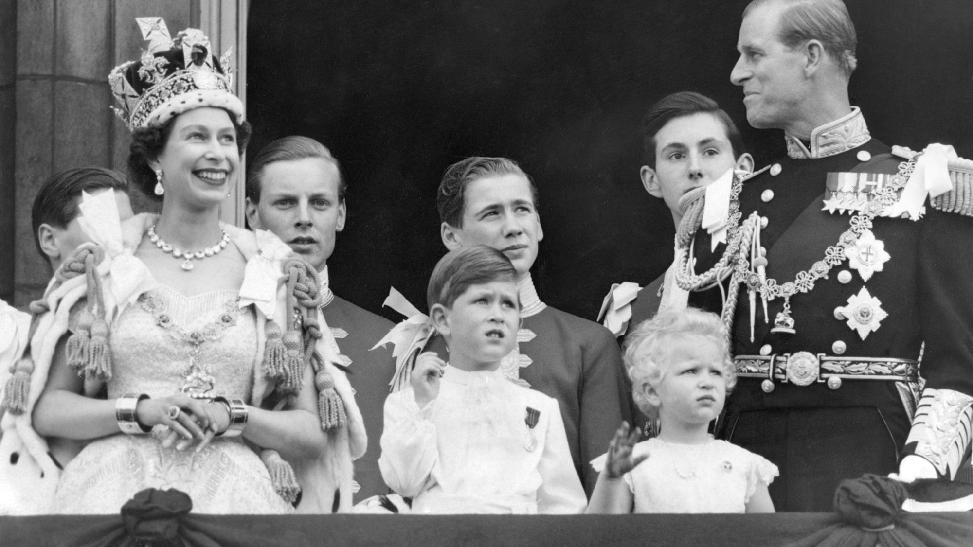 Königin Elizabeth II. von Großbritannien steht nach ihrer Krönung im Westminster Abbey mit der königlichen Familie auf dem Balkon des Buckingham Palace.