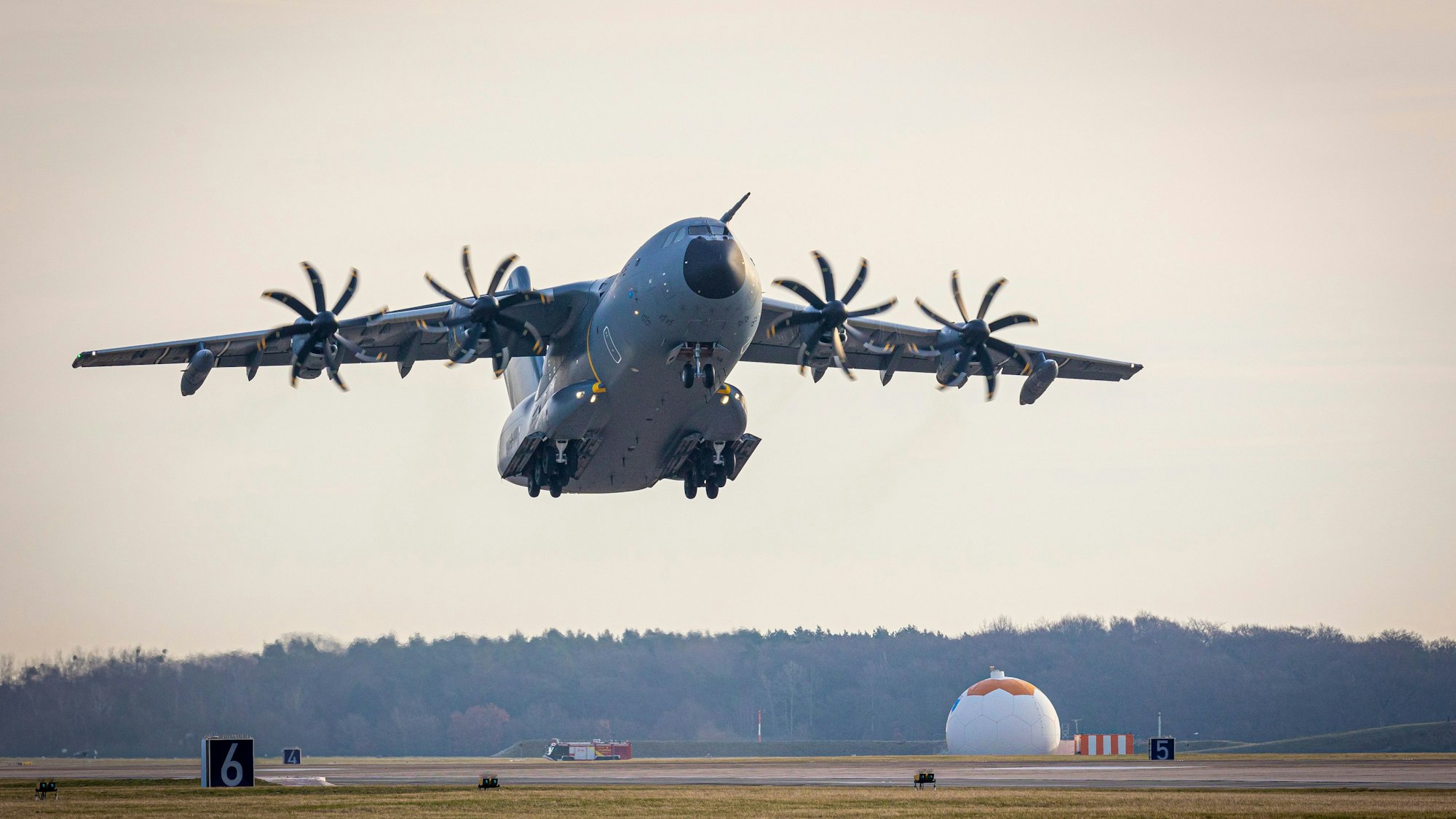 Ein Transportflugzeug vom Typ Airbus A400M der Luftwaffe. (Symbolbild)