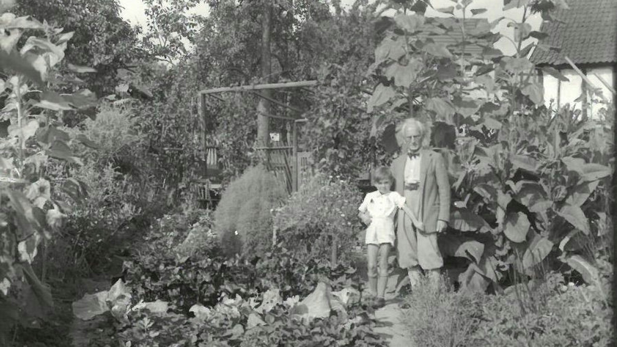 August Sander mit seinem Sohn Gerhard im Garten.