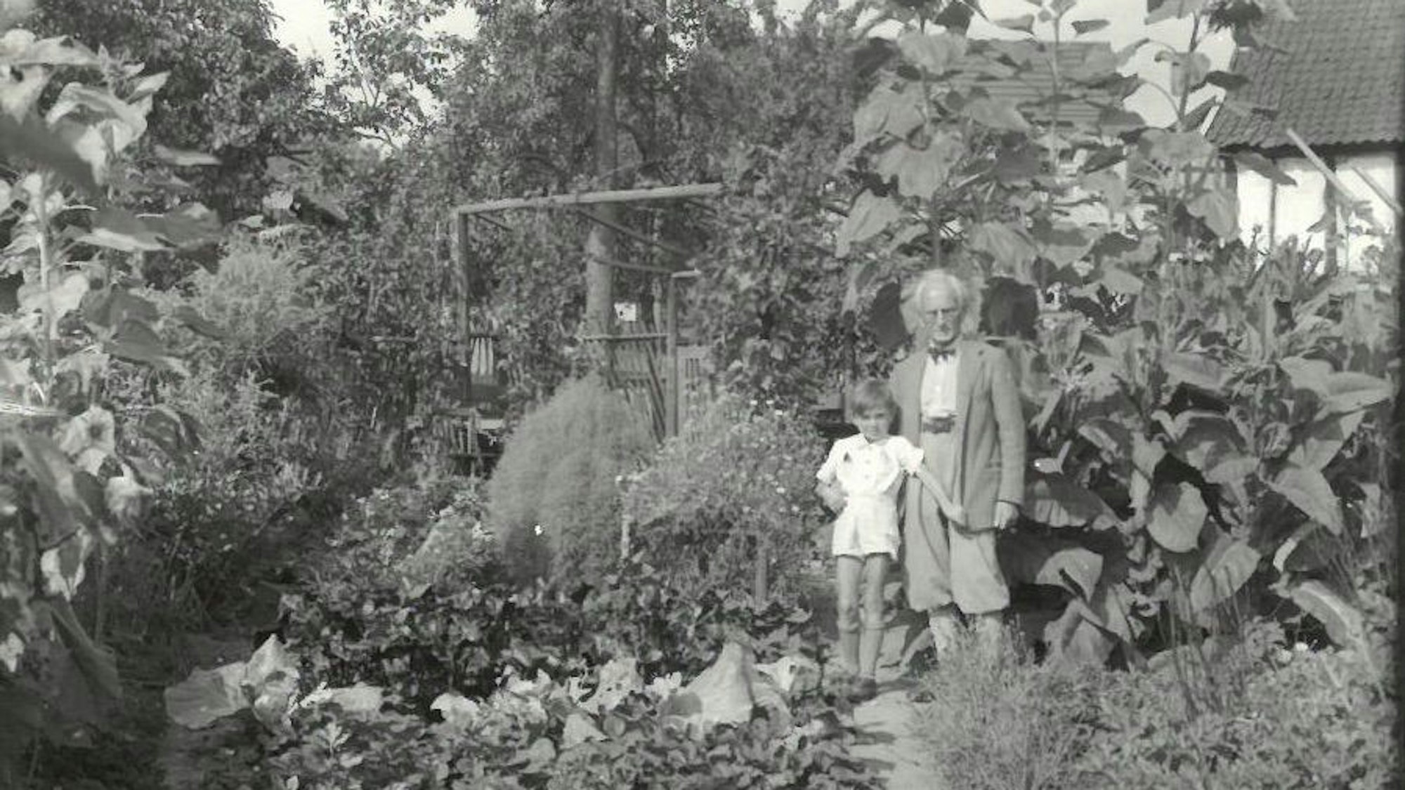 August Sander mit seinem Sohn Gerhard im Garten.