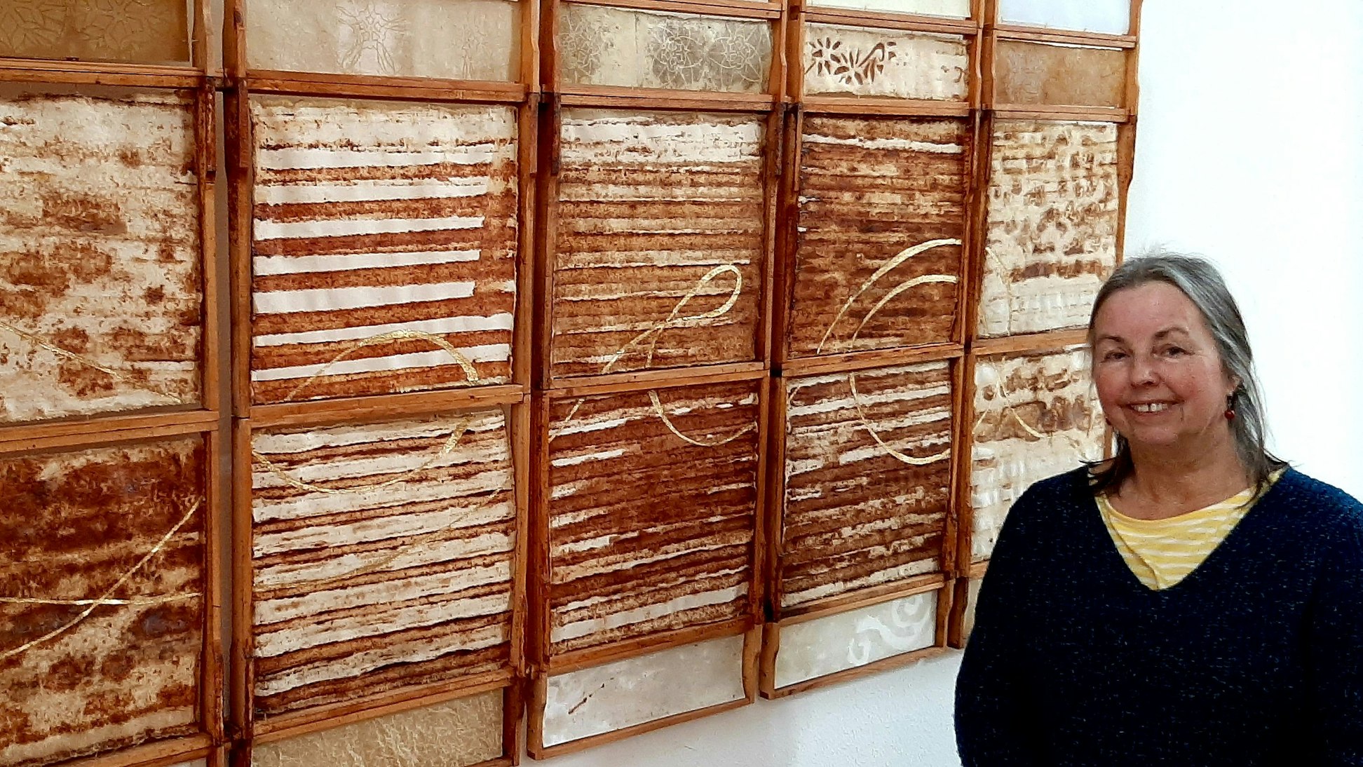 Künstlerin Regina Thorne vor einem ihrer Bilder in der Christukirche.