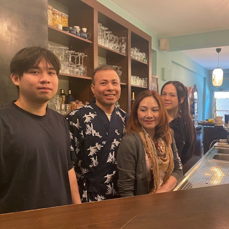 Das Foto zeigt die Belegschaft des neuen Restaurants „Hakyo“: Sushi-Koch Toan Bui (l.) will mit Unterstützung der Familie aus dem „Hakyo “ein populäres Restaurant machen.