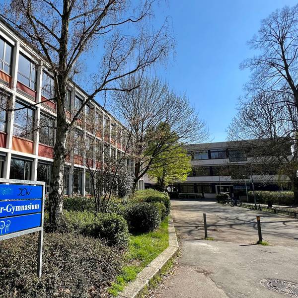 Blick auf das Hauptgebäude des Lise-Meitner-Gymnasiums