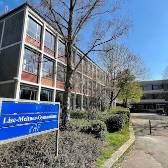 Blick auf das Hauptgebäude des Lise-Meitner-Gymnasiums