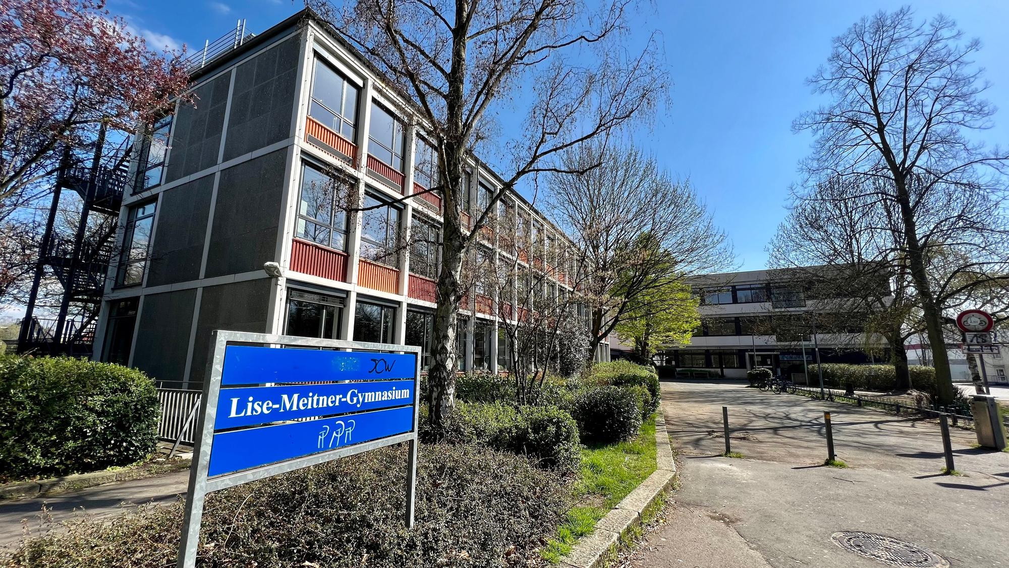 Blick auf das Hauptgebäude des Lise-Meitner-Gymnasiums