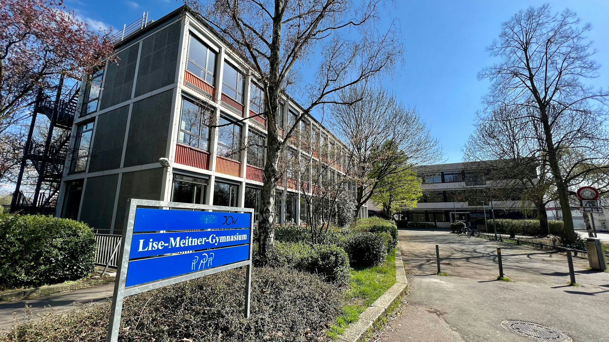 Blick auf das Hauptgebäude des Lise-Meitner-Gymnasiums