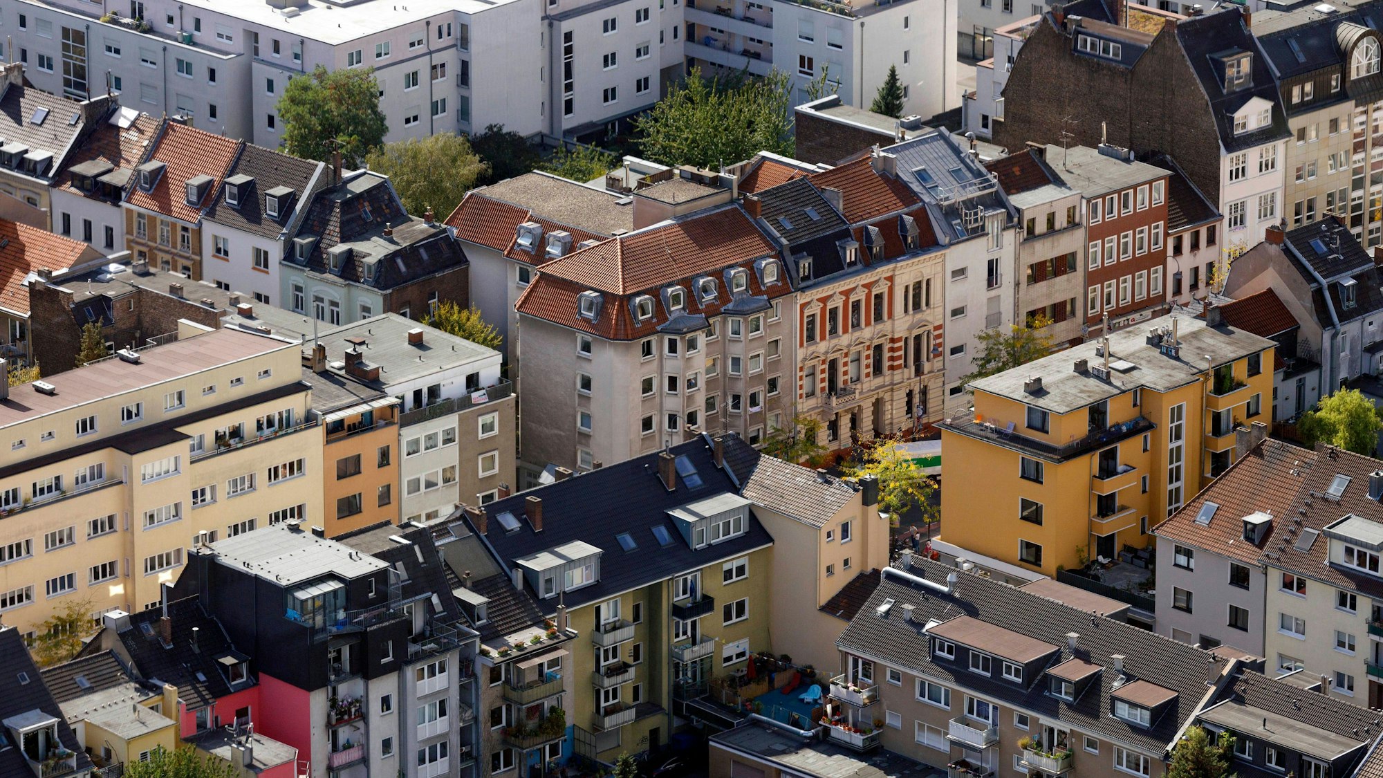 Häuser in Köln Ehrenfeld gesehen vom Colonius aus.